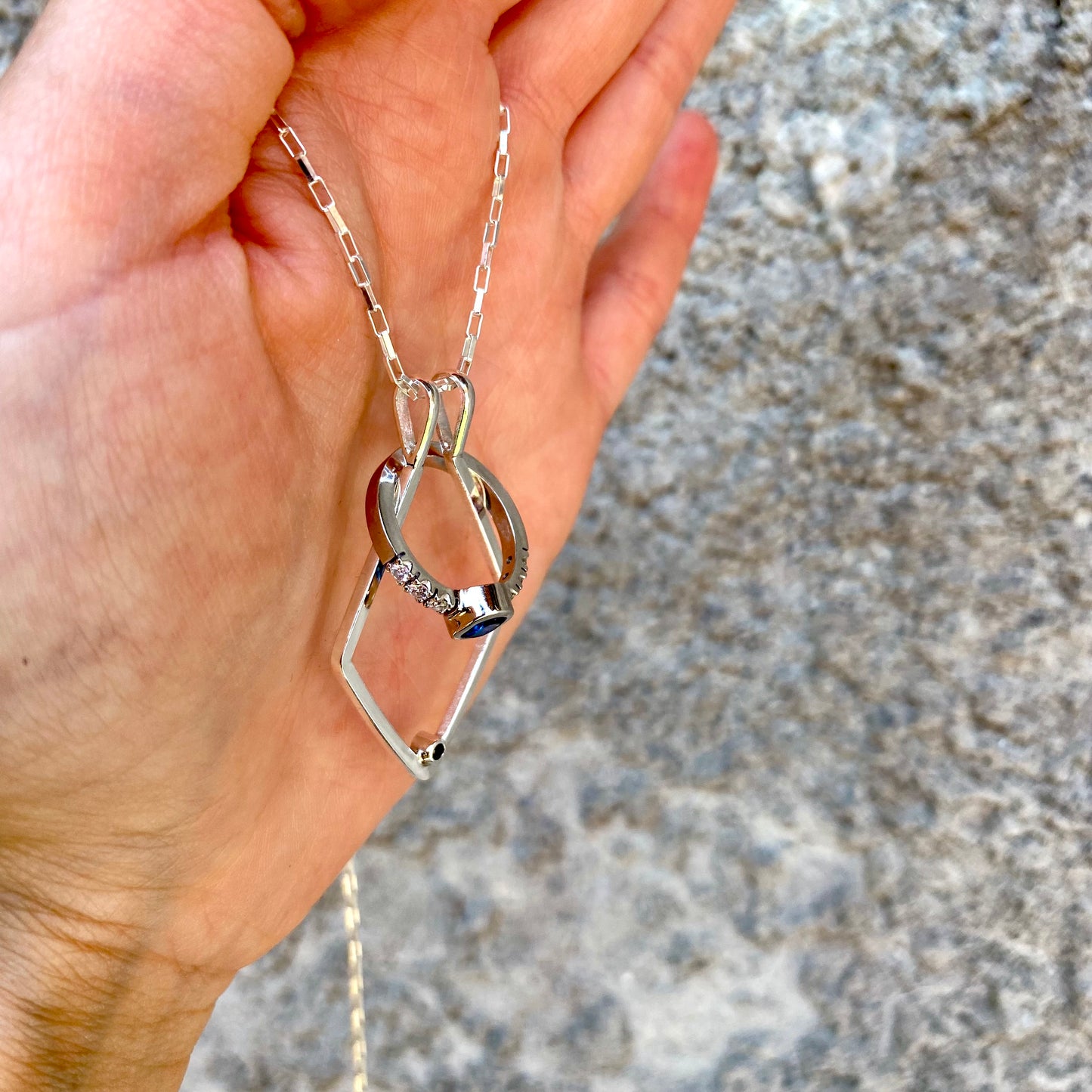 COLGANTE PORTA ANILLO ESPINELA NEGRA