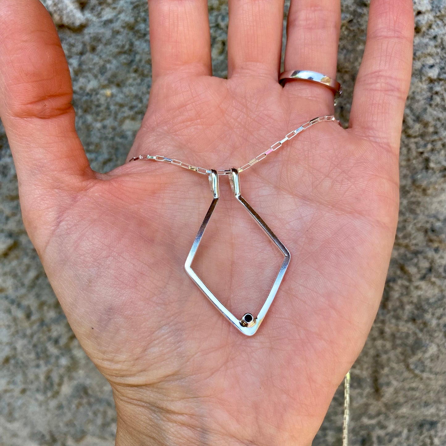 COLGANTE PORTA ANILLO ESPINELA NEGRA