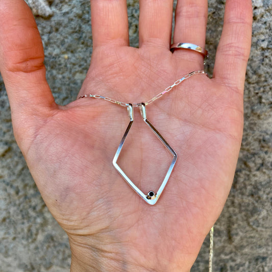 COLGANTE PORTA ANILLO ESPINELA NEGRA