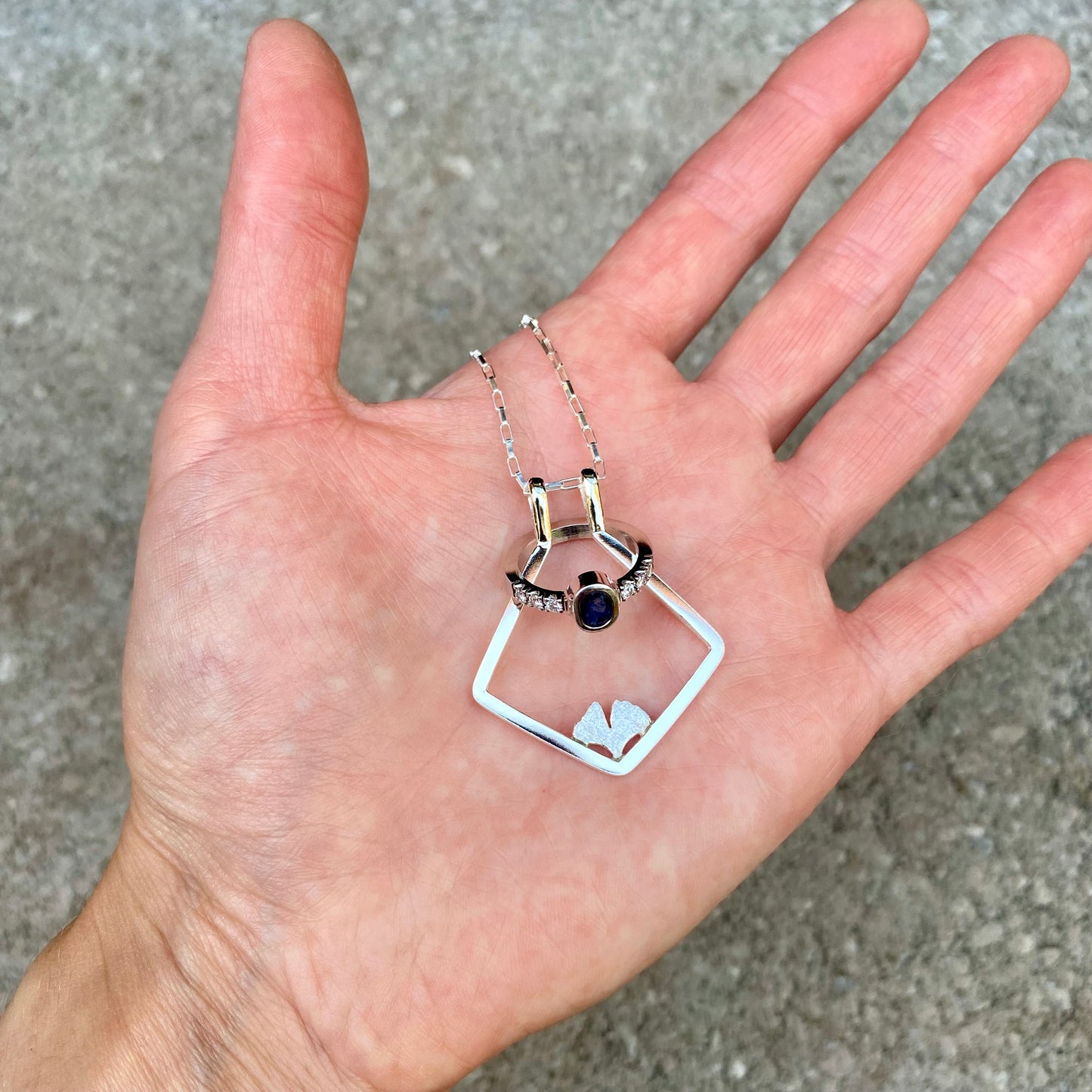 COLGANTE PORTA ANILLO HOJA GYNKGO